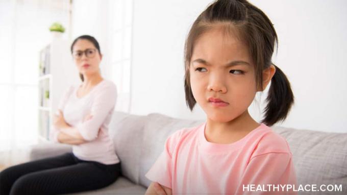 Sužinokite, kaip drausminti vaiką, kuris neklausys. Tai gali padaryti ir nereikia drausminti neklausančio vaiko. Perskaitykite juos svetainėje „HealthyPlace“.