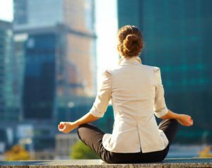 Jei visą dieną medituojate penkias minutes, galite proto treniruotis ištverti stresą ir nerimą. Pabandykite penkių minučių meditaciją, kad nuraminti nerimą.