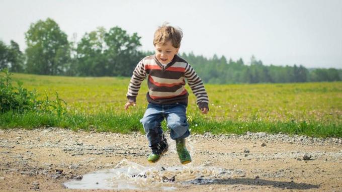 Berniukas su ADHD šokinėja purvo pudroje