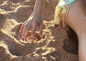 Skaitykite toliau, kad sužinotumėte, kodėl žaidžiamas smėlis ir kaip vaikai ir suaugusieji gali žaisti su smėliu, kad sumažintų nerimą. 