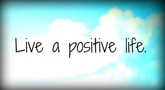 Teigiami žmonės neturi stengtis išlikti pozityvūs. Teigiami žmonės lieka laimingesni, nes daro vieną mažą dalyką. Tai lengva. Tikrai! Pažiūrėk.