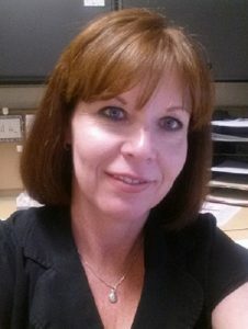 Jami DeLoe, naujasis „Traumos“ autorius! PTSD tinklaraštyje pasakojama apie jos kelionę į PTSD atsigavimą po 20 metų kančių. Sužinokite daugiau apie Jami DeLoe.