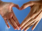 Leon Brocard nuotrauka, kurioje dvi rankos suformuoja širdies formą, simbolizuoja meilę.