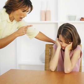 Nuolat sakydami neigiamus dalykus savo vaikui, kenkia jų savigarbai