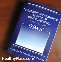 DSM yra keturi PTSD simptomų tipai, tačiau ar DSM-5 nėra PTSD simptomų? Peržiūrėkite papildomus simptomus žmonėms, turintiems PTSS.