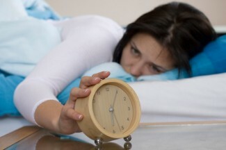 Nustatydami rutiną prieš užmigdami ir pabudę, mažiau tikėsitės, kad atsibusite nelaimingi, ir rečiau atsiversite savęs žalojimą. 