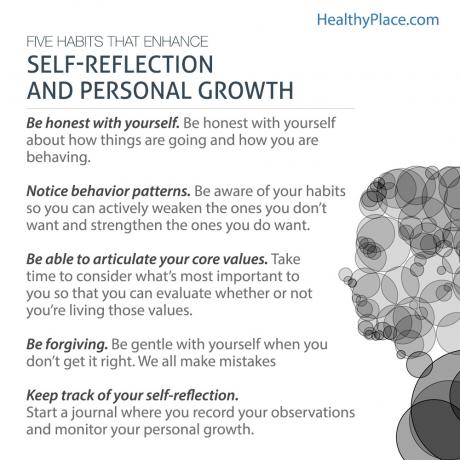 Plakatas, kuriame pateikiami penki patarimai apie savirefleksiją, siekiant asmeninio augimo.